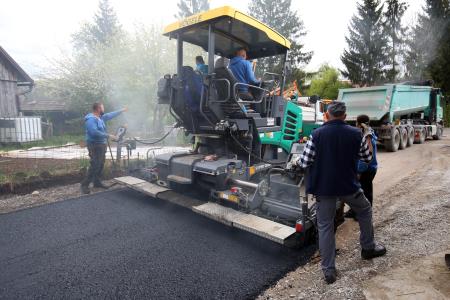 ASFALTIRANJE DOLENJE JEZERO 04 FOTO LJUBO VUKELIČ